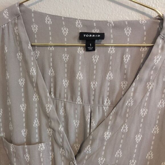 Torrid  Top Womens 1X Button Up Gray Blouse Roll Tab Sleeves READ DESCRIPTION - Picture 2 of 8